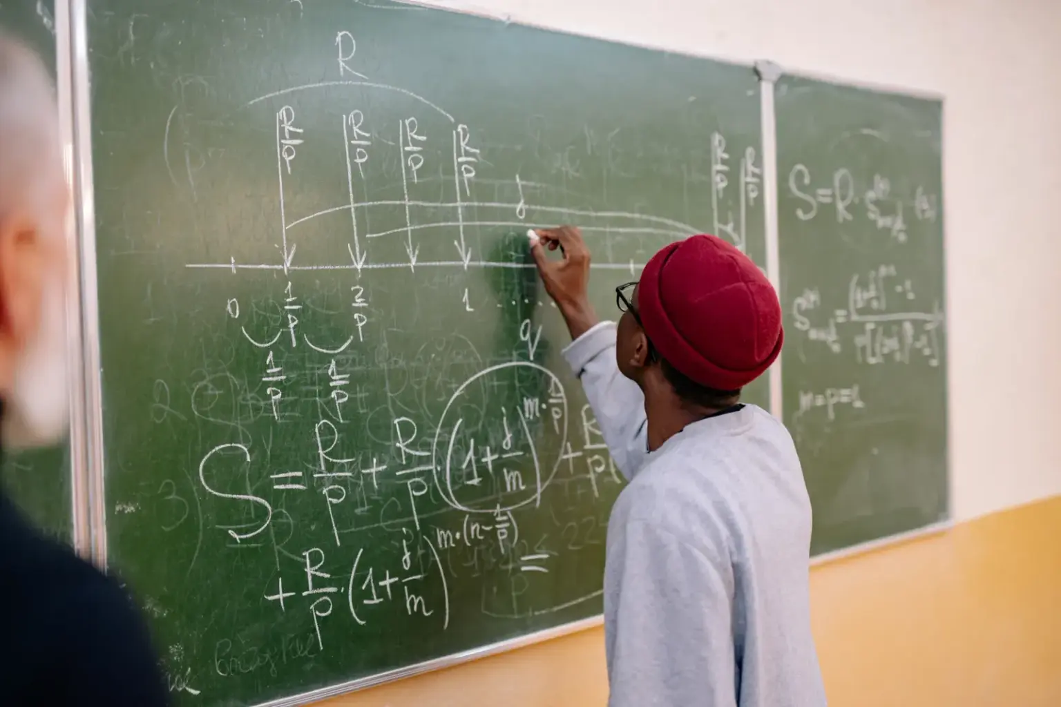 Kara tahta önünde çalışan matematikçi