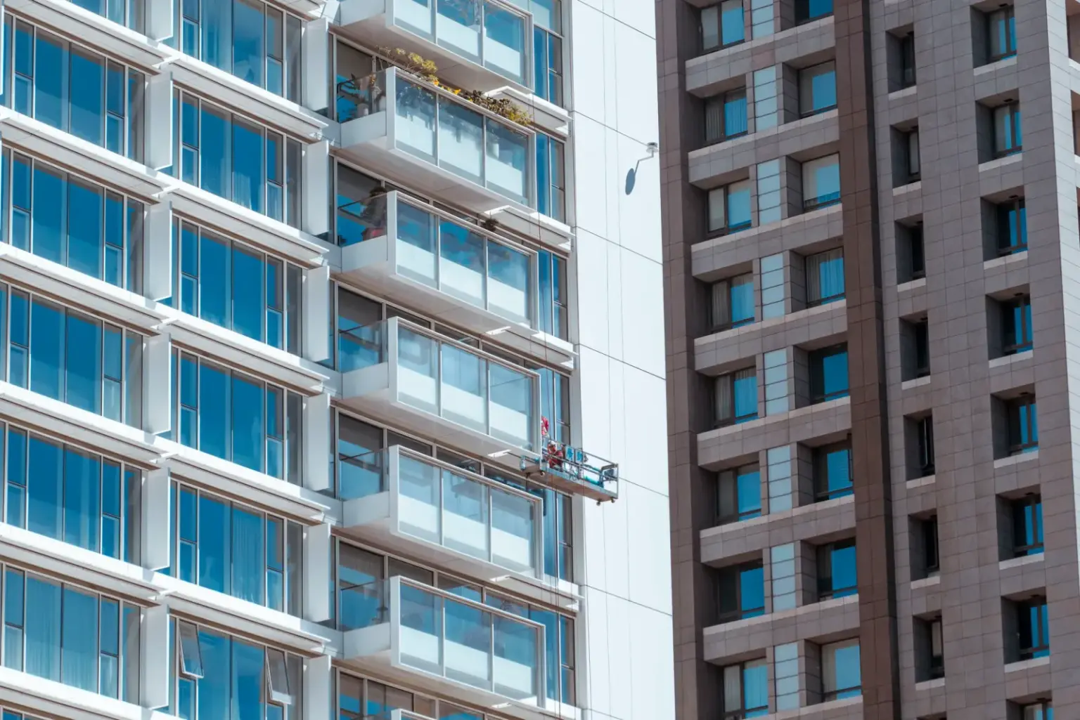apartman bakımı yapan görevli