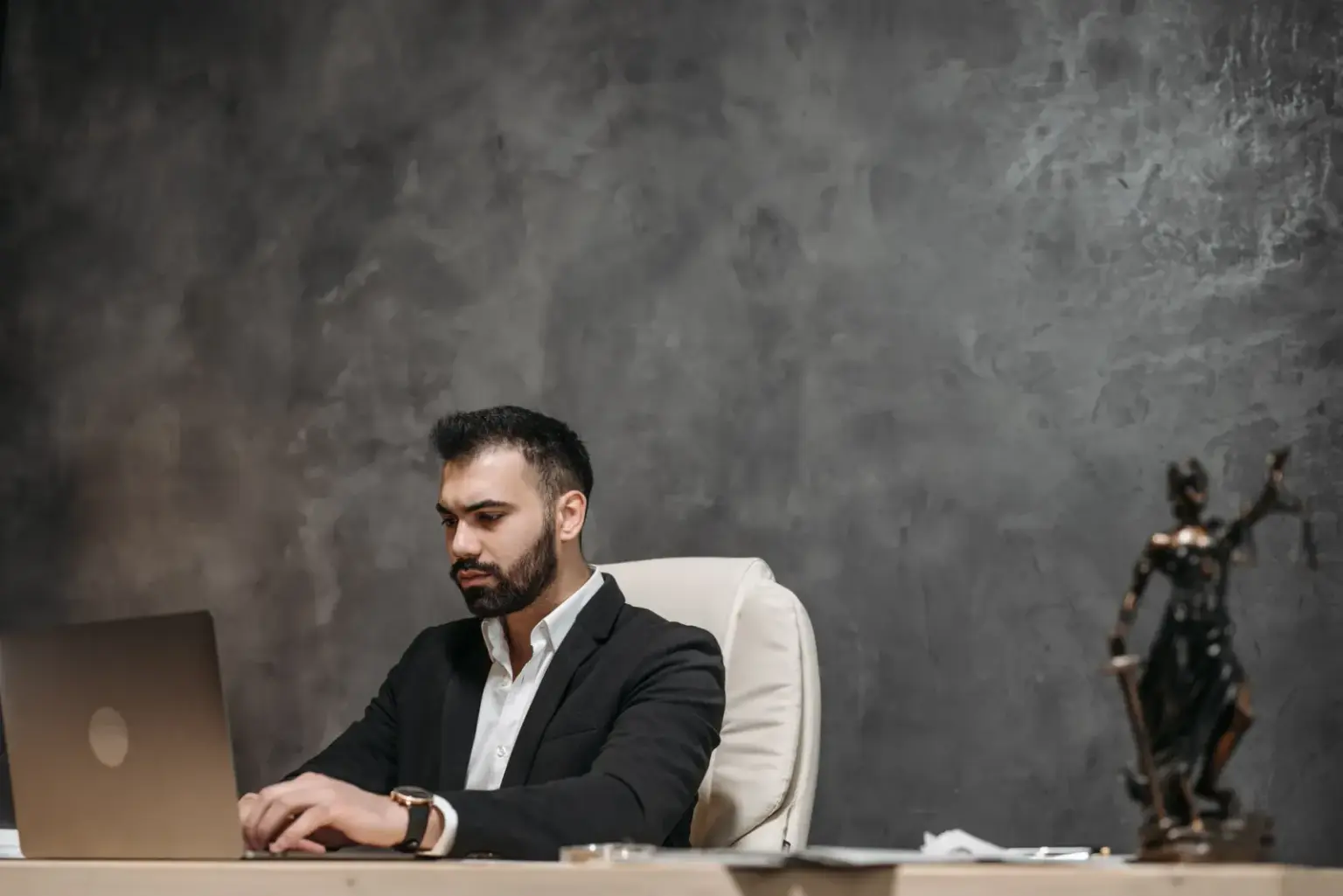 ofis ortamında patent belgelerini inceleyen uzman, modern bir ofis masasında duran bilgisayar ve teknik dosyalar