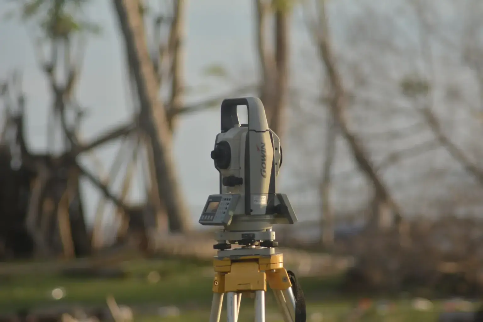 Geomatik mühendisinin arazi ölçüm ekipmanlarıyla çalışması
