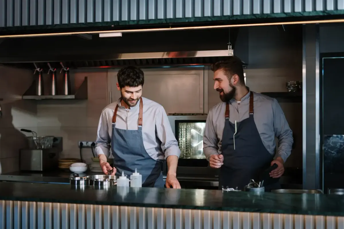 Restoran mutfağında ekip çalışması