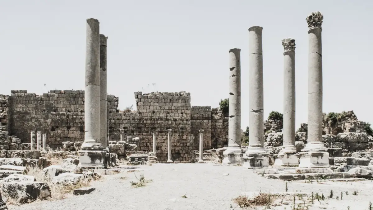Tarihi kalıntılar üzerinde inceleme yapan uzman