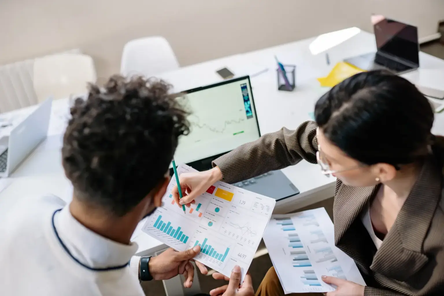 Veri analizi yapan profesyonel, ofis ortamında toplantı, stratejik grafik analizi