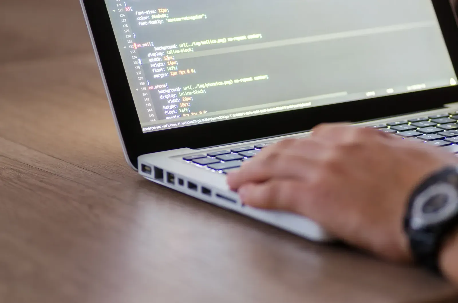 Frontend Geliştirici Görev Tanımı: Sorumluluklar, Yetkinlikler ve Kariyer Rehberi